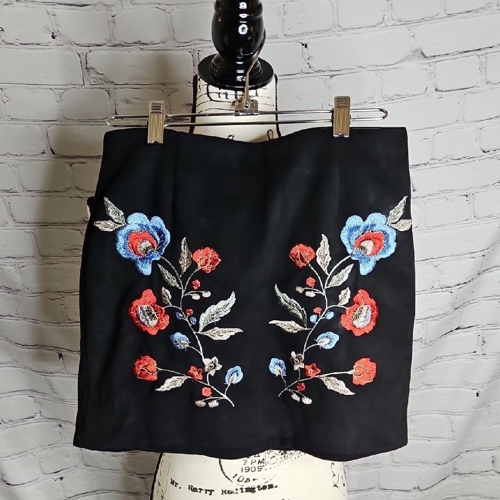 Forever 21 Black Faux Suede Floral Embroidered Mini Skirt Size Small